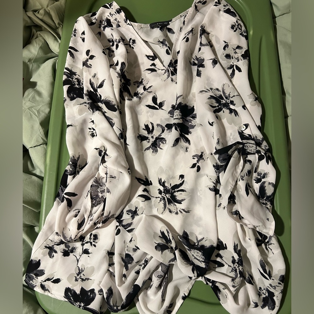 West Kei knot blouse. Floral with V neck